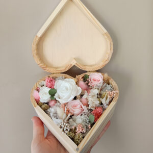 boite en fleurs séchées blanche et rose pale