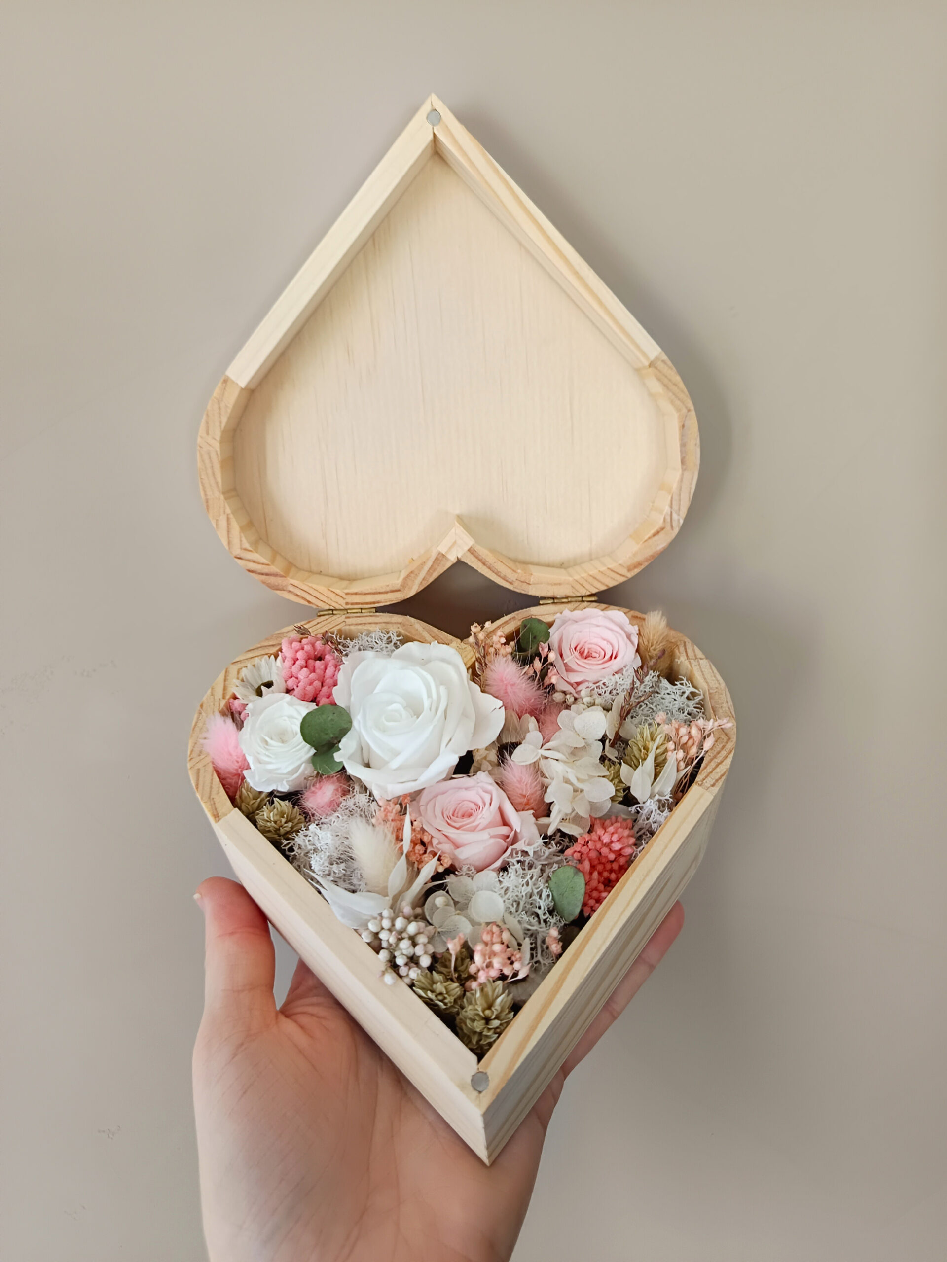 boite en fleurs séchées blanche et rose pale