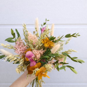 bouquet de fleurs séchées rose et jaune