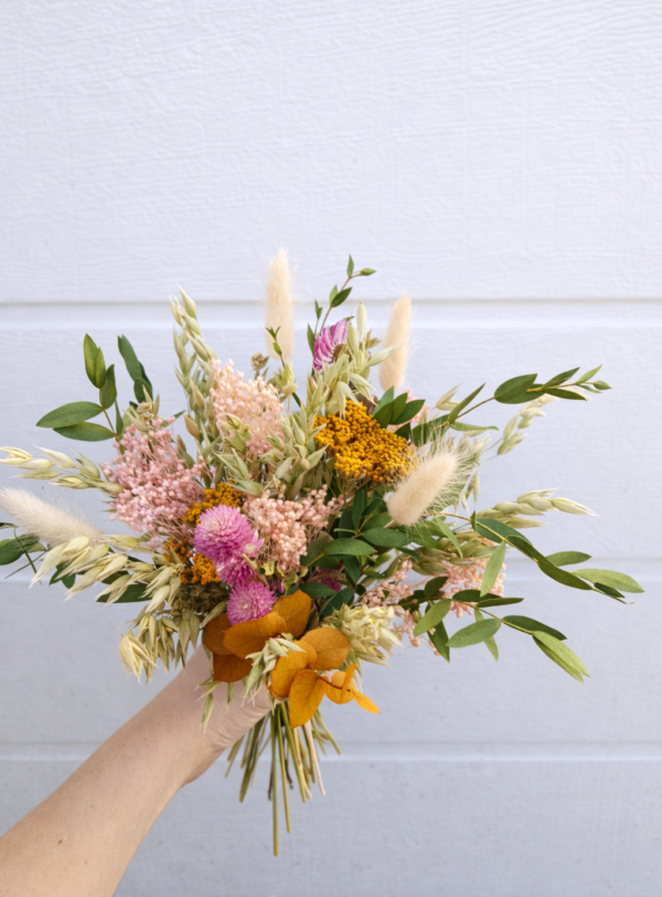 bouquet de fleurs séchées rose et jaune